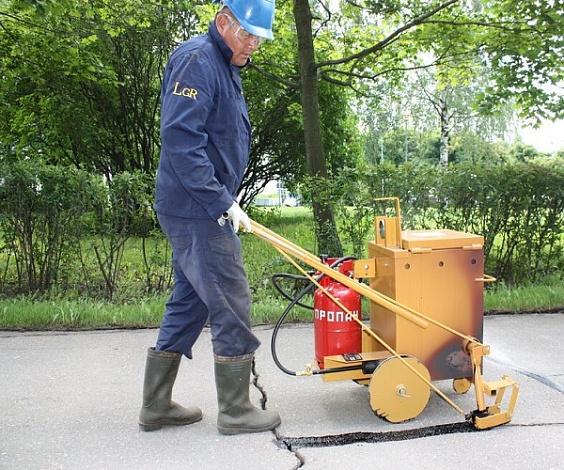 Начните с малого, с устранения трещин на асфальте